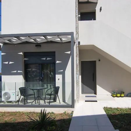 Sol - Bright Modern * Skala Potamia
